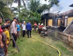 Respon Cepat Damkar Rohul & Polsek Rambah Turun Langsung Bantu Korban Kebakaran di Bangun Purba