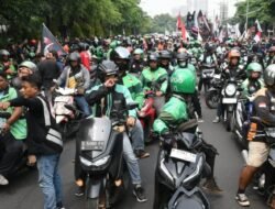 50 Ribu Ojol & Kurir Demo Istana: Aksi 217 Guncang Jakarta, Protes Tinggi nya Potongan