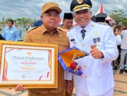 Kades Batas Terima Piagam Penghargaan Satya Lencana Desa Terbaik dari Bupati Rohul