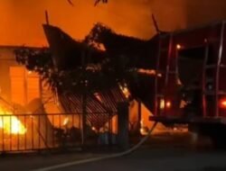 Kebakaran Hebat di Jalan Belibis Ujung Batu, Tiga Rumah Kontrakan Hangus
