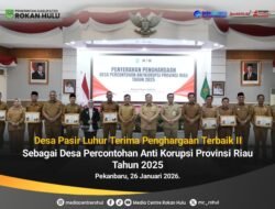 Di Dampingi Bupati Anton Terima Penghargaan, Kades di Rokan Hulu Ini Dapat Tiket Umroh Gratis dari Pemprov