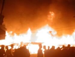 Kebakaran Hebat Hanguskan Tiga Bangunan di Desa Sungai Kuning, Kerugian Capai Rp300 Juta
