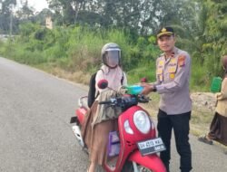 Salut! Kapolsek Rambah Samo Bersama Anggota dan Masyarakat Berbagi Takjil di Pinggir Jalan
