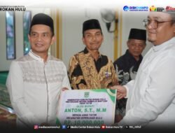 Sekda Rohul Salurkan Bantuan di Masjid Baiturrahman, Safari Ramadan Jadi Momentum Berbagi