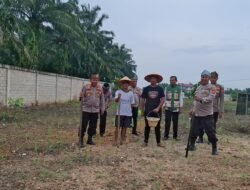 Polri Cinta Petani: Kapolsek dan Personil Tanam Jagung Bersama Warga di Dusun RK Harapan