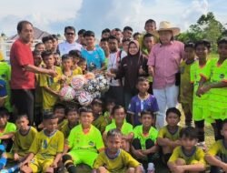 DPD PSI Rokan Hulu Bantu Bola untuk Pengembangan Sepak Bola Usia Dini