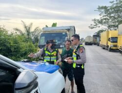 Dukung Kelancaran Pengerjaan Jalan, Satlantas Polres Pelalawan Berjaga 24 Jam dan Berikan Edukasi Pengguna Jalan