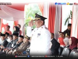 Merah Putih Berkibar di Senja, Penurunan Bendera HUT ke-81 RI di Rokan Hulu Berjalan Khidmat dan Sukses